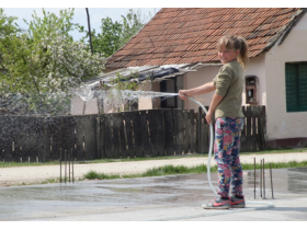 Anđela zaliva temelj nove kuće